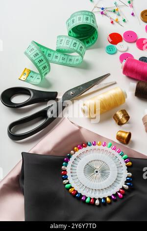 Artisanat essentiels pour les projets de couture affichés sur une table avec du tissu, des fils et des outils Banque D'Images