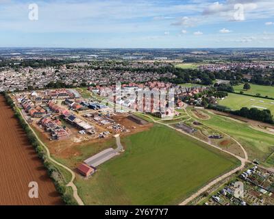 Vue aérienne d'un quartier de banlieue avec des chantiers de construction actifs et des maisons. Banque D'Images