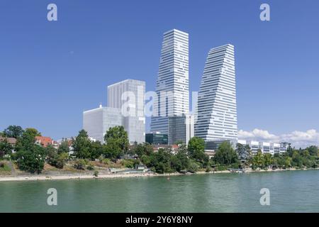 Vue sur les tours Roche, construites entre 2012 et 2022, abritant les bureaux du groupe pharmaceutique Roche sur les rives du Rhin. Banque D'Images