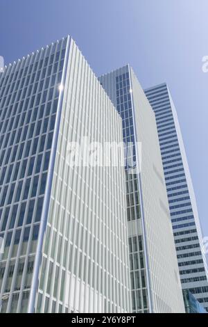 Vue sur les tours Roche, construites entre 2012 et 2022, abritant les bureaux du groupe pharmaceutique Roche sur les rives du Rhin. Banque D'Images