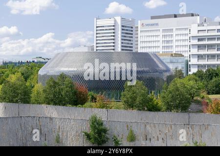 Vue sur le Pavillon Novartis, un complexe de bâtiments circulaires construit sur un campus universitaire. La façade est composée de milliers de cellules solaires. Banque D'Images