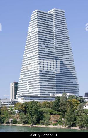 Vue sur les tours Roche, construites entre 2012 et 2022, abritant les bureaux du groupe pharmaceutique Roche sur les rives du Rhin. Banque D'Images