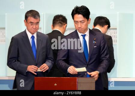 (240927) -- TOKYO, 27 septembre 2024 (Xinhua) -- le candidat à l'élection présidentielle du Parti libéral démocrate (PLD) japonais, Shinjiro Koizumi (front R), vote à l'élection à la direction du PLD à Tokyo, Japon, le 27 septembre 2024. (Hiro Komae/Pool via Xinhua) Banque D'Images