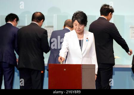 (240927) -- TOKYO, 27 septembre 2024 (Xinhua) -- la candidate à l'élection présidentielle du Parti libéral démocrate (PLD) du Japon, Yoko Kamikawa (front), vote à l'élection à la direction du PLD à Tokyo, Japon, le 27 septembre 2024. (Hiro Komae/Pool via Xinhua) Banque D'Images