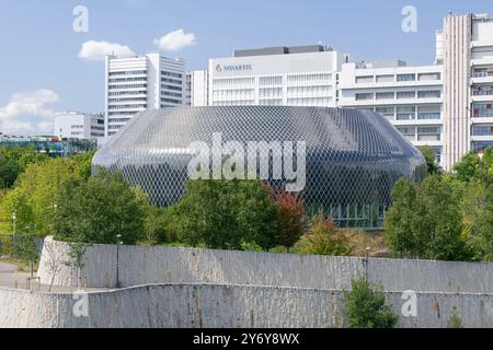 Vue sur le Pavillon Novartis, un complexe de bâtiments circulaires construit sur un campus universitaire. La façade est composée de milliers de cellules solaires. Banque D'Images