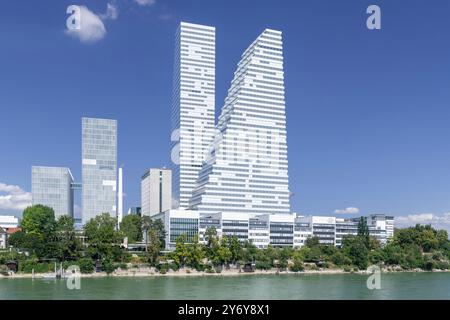 Vue sur les tours Roche, construites entre 2012 et 2022, abritant les bureaux du groupe pharmaceutique Roche sur les rives du Rhin. Banque D'Images