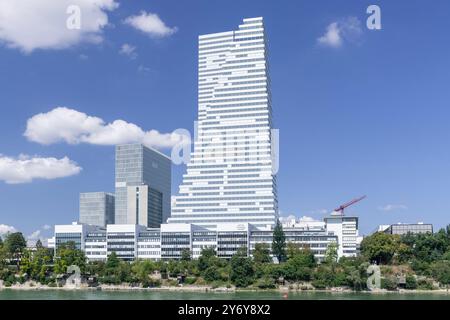 Vue sur les tours Roche, construites entre 2012 et 2022, abritant les bureaux du groupe pharmaceutique Roche sur les rives du Rhin. Banque D'Images