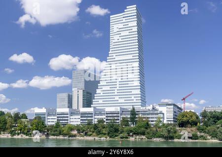 Vue sur les tours Roche, construites entre 2012 et 2022, abritant les bureaux du groupe pharmaceutique Roche sur les rives du Rhin. Banque D'Images