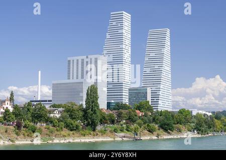 Vue sur les tours Roche, construites entre 2012 et 2022, abritant les bureaux du groupe pharmaceutique Roche sur les rives du Rhin. Banque D'Images