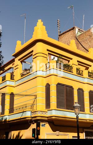 Façade moderniste d'une maison dans le quartier Cabanyal de Valence. Banque D'Images