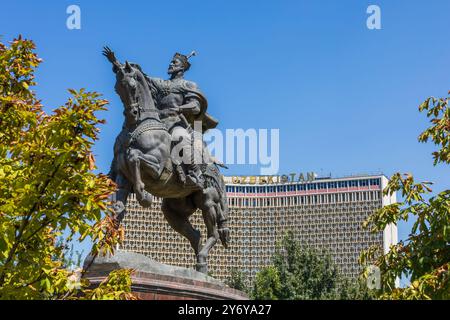 Tachkent, Ouzbékistan - 15 août 2023 : Monument à Amir Timur sur la place centrale avec le complexe - 'Hôtel Ouzbékistan', 'Fonds Forum' et 'Tachkent Banque D'Images