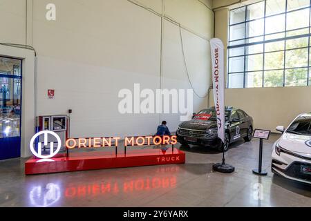 Tachkent, Ouzbékistan - 27 septembre 2023 : exposition automobile au complexe d'exposition central UZEXPO d'AVT. Banque D'Images