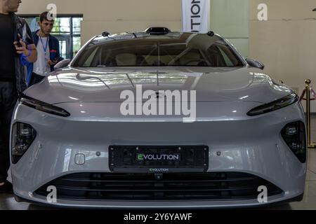 Tachkent, Ouzbékistan - 27 septembre 2023 : exposition automobile au complexe d'exposition central UZEXPO d'AVT. Banque D'Images