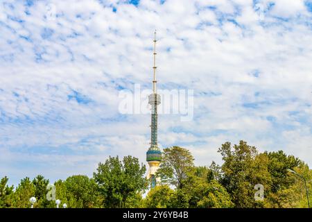 Tachkent, Ouzbékistan - 09, 15, 2023 : tour de télévision de Tachkent en Ouzbékistan contre le ciel bleu Banque D'Images