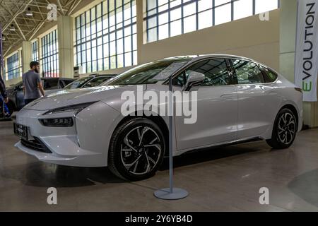 Tachkent, Ouzbékistan - 27 septembre 2023 : exposition automobile au complexe d'exposition central UZEXPO d'AVT. Banque D'Images