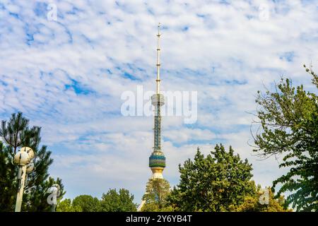 Tachkent, Ouzbékistan - 09, 15, 2023 : tour de télévision de Tachkent en Ouzbékistan contre le ciel bleu Banque D'Images