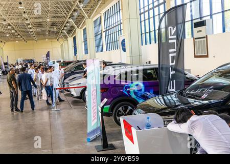 Tachkent, Ouzbékistan - 27 septembre 2023 : exposition automobile au complexe d'exposition central UZEXPO d'AVT. Banque D'Images