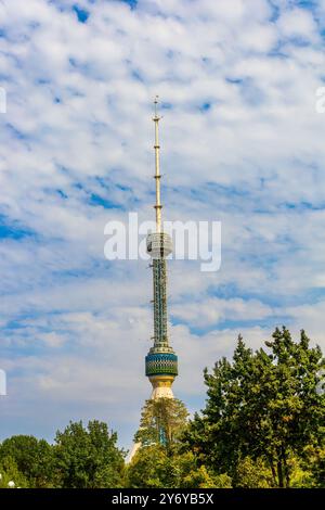 Tachkent, Ouzbékistan - 09, 15, 2023 : tour de télévision de Tachkent en Ouzbékistan contre le ciel bleu Banque D'Images