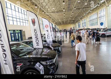 Tachkent, Ouzbékistan - 27 septembre 2023 : exposition automobile au complexe d'exposition central UZEXPO d'AVT. Banque D'Images