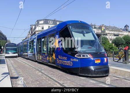 Strasbourg, France - vue sur un tramway articulé sur rail Alstom Citadis 403 dans une rue de Strasbourg. Banque D'Images