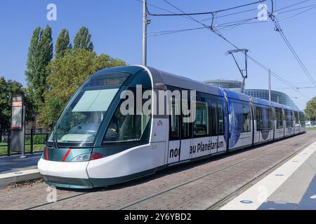 Strasbourg, France - vue sur un tramway articulé sur rail Alstom Citadis 403 dans une rue de Strasbourg. Banque D'Images