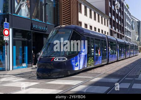 Strasbourg, France - vue sur un tramway articulé sur rail Alstom Citadis 403 dans une rue de Strasbourg. Banque D'Images