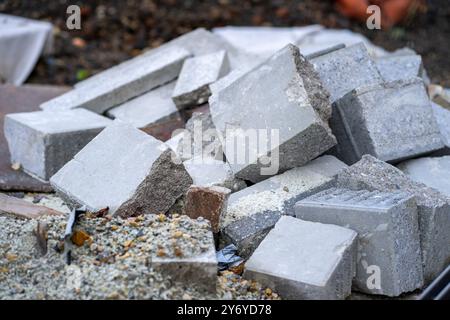 Une montagne de gravats et les restes de vieux pavés sur un chantier de construction. Banque D'Images