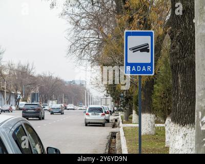 Tachkent, Ouzbékistan - 13.2023 : panneau radar régulant la vitesse de la circulation automobile sur la route Banque D'Images