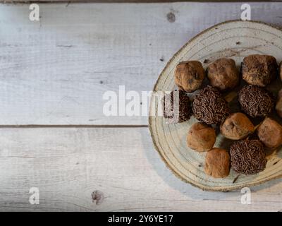 Vue de dessus d'une assiette de délicieuses truffes au chocolat avec un espace texte sur la gauche Banque D'Images