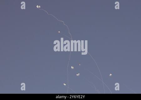 SAFED, ISRAËL - SEPTEMBRE 26 : le système israélien de défense aérienne Iron Dome intercepte des roquettes tirées depuis le Liban dans le cadre des combats entre Israël et le Hezbollah le 26 septembre 2024 à Safed, en Israël. Les missiles du Hezbollah ont continué à atterrir dans la région malgré les frappes israéliennes à travers le Liban et malgré les appels des États-Unis et de la France à un cessez-le-feu. Banque D'Images