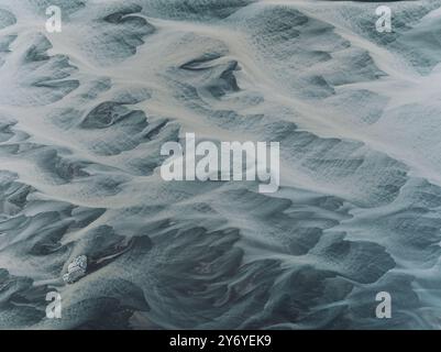Vue aérienne des motifs de rivière tressés en Islande, mettant en valeur la beauté naturelle et la conception complexe du paysage. Banque D'Images
