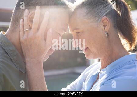 S’embrasser, couple senior partageant un moment intime et tendre, à la maison Banque D'Images