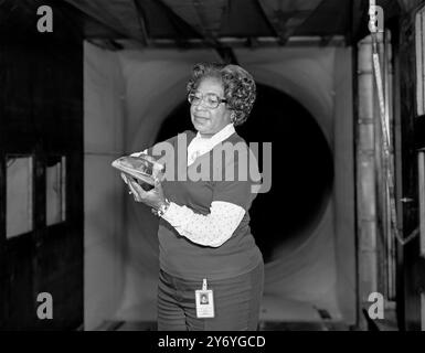 MARY JACKSON (1921-2005) mathématicienne et ingénieure aérospatiale américaine tenant un modèle de soufflerie au Centre de recherche Langley de la NASA en 1977. Banque D'Images