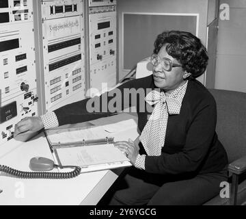 MARY JACKSON (1921-2005) mathématicienne et ingénieure aérospatiale américaine au Centre de recherche Langley de la NASA en janvier 1980. Banque D'Images