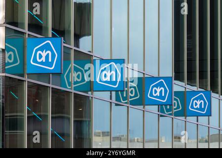 Logo du supermarché Albert Heijn à la gare centrale d'Utrecht, 4 icônes verticales se reflétant dans la fenêtre. Pays-Bas. 15 janvier 2023. Banque D'Images