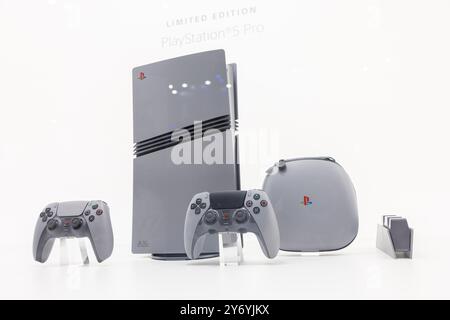 Chiba, Japon. 26 septembre 2024. PlayStation 5 Pro édition 30e anniversaire exposée sur le stand PlayStation au Tokyo Game Show 2024. (Photo de Stanislav Kogiku/SOPA images/Sipa USA) crédit : Sipa USA/Alamy Live News Banque D'Images