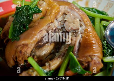 Cuisse de porc cuite dans une soupe de sauce (Khao kha mu) avec de la laitue Banque D'Images