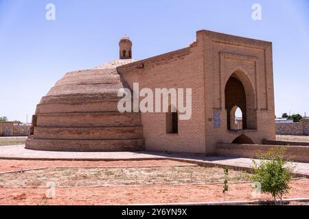 Un grand bâtiment avec un dôme sur le dessus et une petite arche Banque D'Images