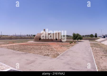 Un petit bâtiment avec un dôme sur le dessus se trouve dans un champ Banque D'Images