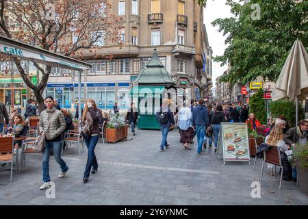Touristes marchant sur la rue Vaci Une rue commerçante animée de Budapest, avec des grands magasins, des cafés de rue et des restaurants Banque D'Images