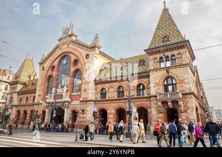 Personnes devant la Grande halle de marché à Budapest (Nagycsarnok ou Vasarcsarnok), façade extérieure du bâtiment, Budapest Hongrie Banque D'Images