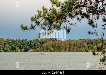 Croisière en bateau sur le lac forestier paisible Banque D'Images