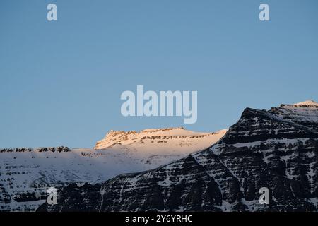 Formation rocheuse enneigée pendant le coucher du soleil dans la nature Banque D'Images