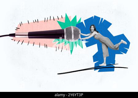 Composite tendance illustration croquis photo collage de photo monochrome énorme microphone de main interview miniature jeune femme Protect stand Banque D'Images