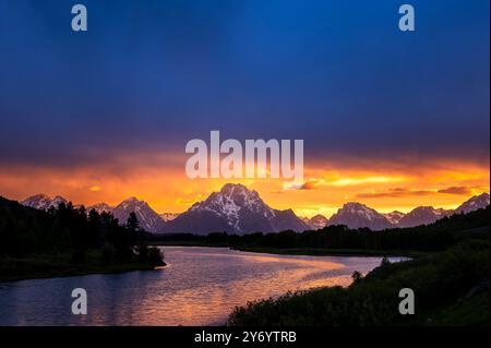 Des couleurs éclatantes remplissent le ciel au coucher du soleil à Oxbow Bend. Banque D'Images