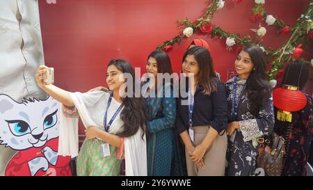 Dhaka. 27 septembre 2024. Les étudiants bangladais prennent des selfies lors de l'événement 'Dhaka China Day' à Dhaka, Bangladesh, 24 septembre 2024. Le premier événement « Journée chinoise de Dhaka », co-organisé mardi par l'ambassade de Chine au Bangladesh et l'Université Nord-Sud, a attiré près de 50 000 personnes, dont des personnalités de divers secteurs du Bangladesh et de Chine, ainsi que des résidents locaux et des étudiants universitaires. POUR ALLER AVEC '1er événement de la Journée de la Chine de Dhaka tenu dans la capitale du Bangladesh' crédit : Xinhua/Alamy Live News Banque D'Images