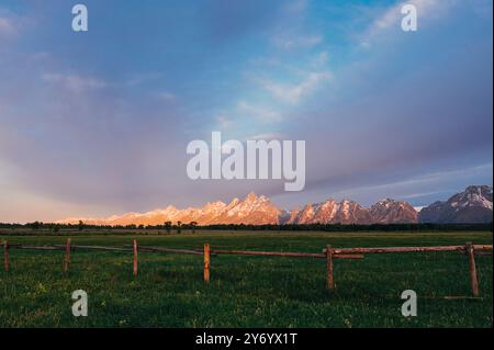 Les couleurs vives du lever du soleil illuminent la chaîne de montagnes Teton. Banque D'Images