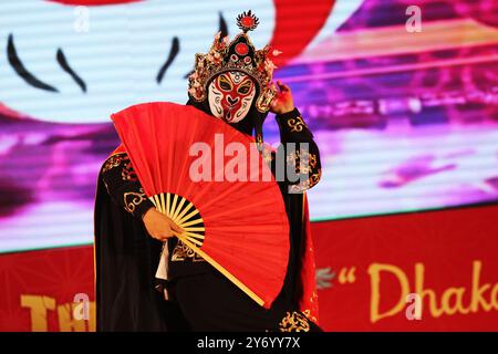 Dhaka. 27 septembre 2024. Un artiste chinois interprète l'opéra du Sichuan change de visage lors de l'événement 'Dhaka China Day' à Dhaka, Bangladesh, 24 septembre 2024. Le premier événement « Journée chinoise de Dhaka », co-organisé mardi par l'ambassade de Chine au Bangladesh et l'Université Nord-Sud, a attiré près de 50 000 personnes, dont des personnalités de divers secteurs du Bangladesh et de Chine, ainsi que des résidents locaux et des étudiants universitaires. POUR ALLER AVEC '1er événement de la Journée de la Chine de Dhaka tenu dans la capitale du Bangladesh' crédit : Xinhua/Alamy Live News Banque D'Images