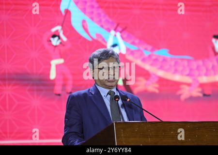 Dhaka. 27 septembre 2024. Le vice-chancelier de l'Université Nord-Sud Abdul Hannan Chowdhury prononce un discours lors de l'événement 'Dhaka China Day' à Dhaka, Bangladesh, le 24 septembre 2024. Le premier événement « Journée chinoise de Dhaka », co-organisé mardi par l'ambassade de Chine au Bangladesh et l'Université Nord-Sud, a attiré près de 50 000 personnes, dont des personnalités de divers secteurs du Bangladesh et de Chine, ainsi que des résidents locaux et des étudiants universitaires. POUR ALLER AVEC '1er événement de la Journée de la Chine de Dhaka tenu dans la capitale du Bangladesh' crédit : Xinhua/Alamy Live News Banque D'Images