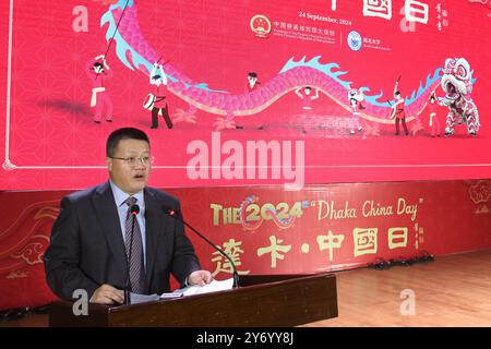 Dhaka. 27 septembre 2024. L'ambassadeur de Chine au Bangladesh Yao Wen prononce un discours lors de l'événement 'Dhaka China Day' à Dhaka, Bangladesh, le 24 septembre 2024. Le premier événement « Journée chinoise de Dhaka », co-organisé mardi par l'ambassade de Chine au Bangladesh et l'Université Nord-Sud, a attiré près de 50 000 personnes, dont des personnalités de divers secteurs du Bangladesh et de Chine, ainsi que des résidents locaux et des étudiants universitaires. POUR ALLER AVEC '1er événement de la Journée de la Chine de Dhaka tenu dans la capitale du Bangladesh' crédit : Xinhua/Alamy Live News Banque D'Images